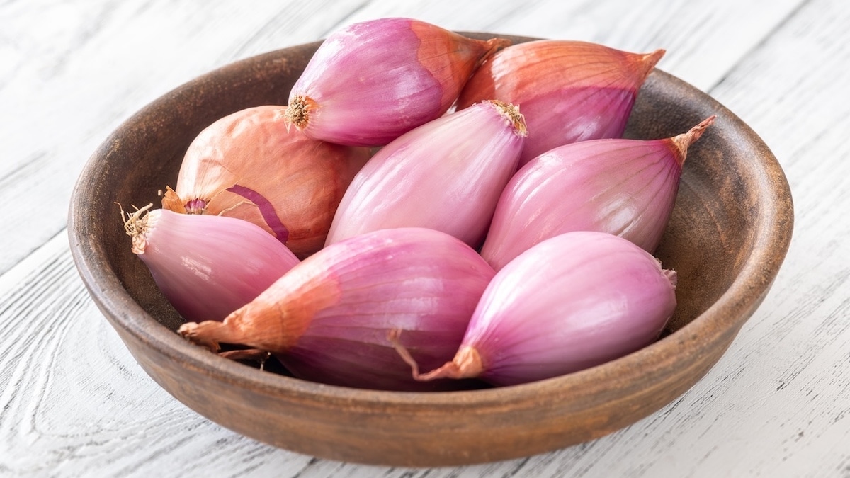 Лук-шалот не получится нарезать, как обычный — этот способ решит проблему