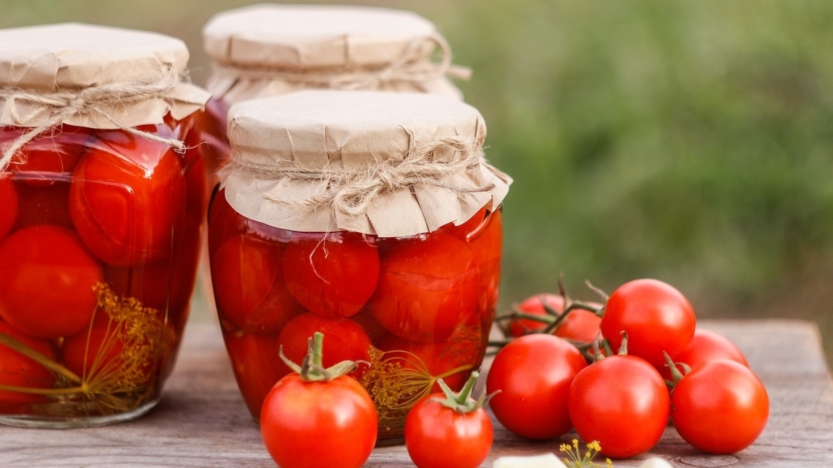 Банки повзрываются, вкусно не получится: какие помидоры не стоит консервировать