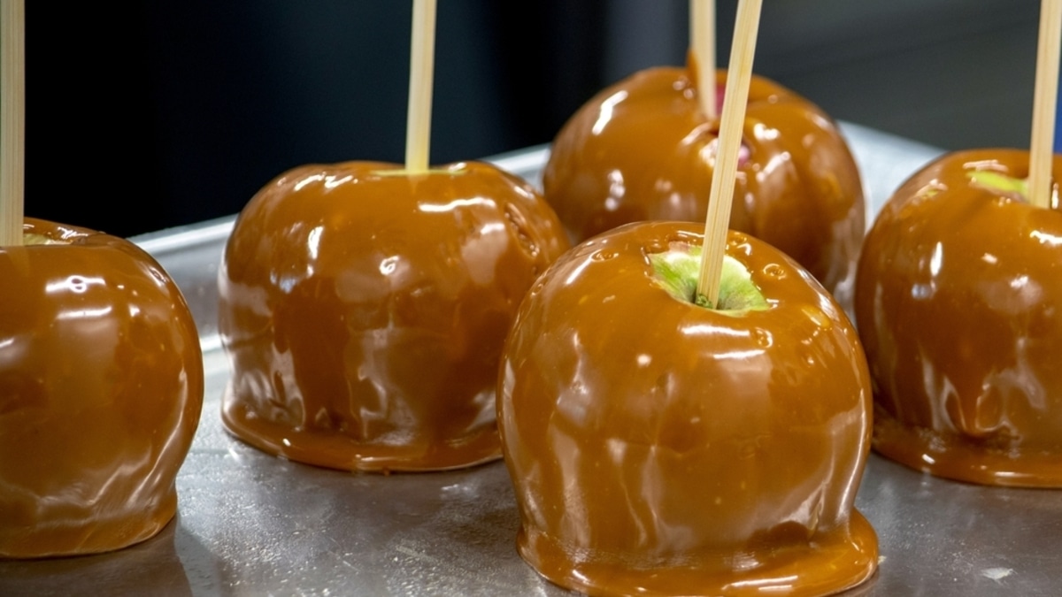 "Испортить хороший плод": про яблоки в карамели лучше забыть навсегда — врач разложила весь вред по полочкам