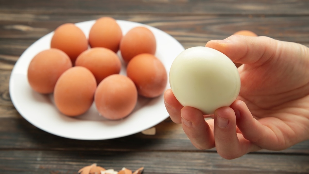 Как чистить яйца, чтобы скорлупа не крошилась, а белок оставался целым? Как чистить яйца, чтобы скорлупа не крошилась, а белок оставался целым?