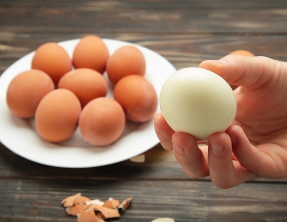 Как чистить яйца, чтобы скорлупа не крошилась, а белок оставался целым? Как чистить яйца, чтобы скорлупа не крошилась, а белок оставался целым?