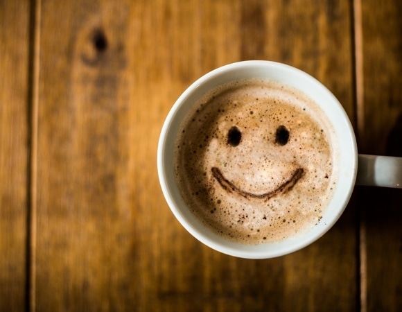 Ученые объяснили, когда пить кофе по утрам, чтобы стать счастливее Ученые объяснили, когда пить кофе по утрам, чтобы стать счастливее