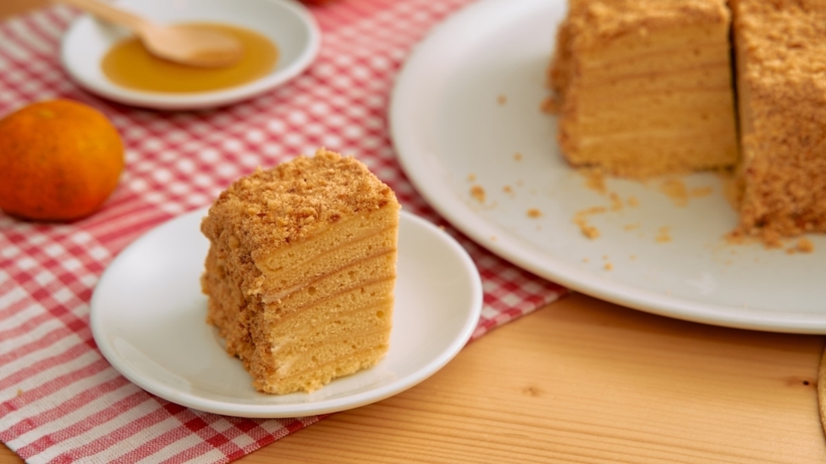 Больше никаких скалок: рецепт "ленивого медовика" сделал легендарный торт доступным каждому Больше никаких скалок: рецепт "ленивого медовика" сделал легендарный торт доступным каждому