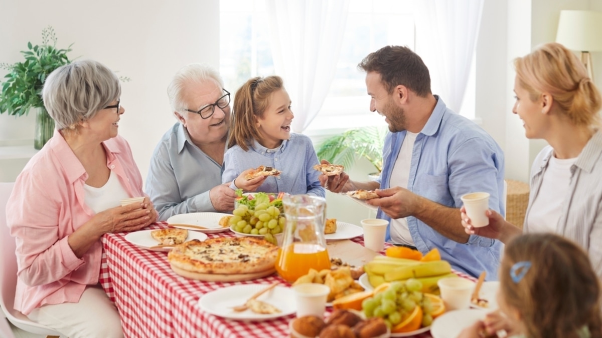 Вежливый враг за столом: как фраза "Приятного аппетита!" на самом деле влияет на здоровье Вежливый враг за столом: как фраза "Приятного аппетита!" на самом деле влияет на здоровье