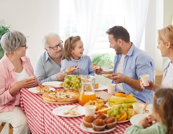 Вежливый враг за столом: как фраза "Приятного аппетита!" на самом деле влияет на здоровье