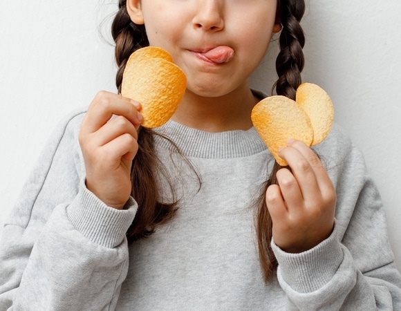 Когда детям можно попробовать чипсы? Диетолог предупредил родителей