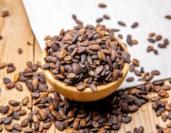 Арбузные, виноградные, яблочные: какие семечки можно есть, а какие — опасны