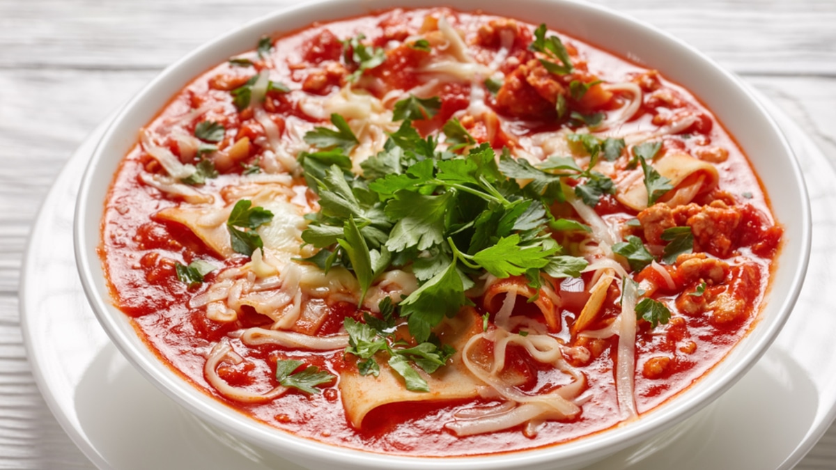 Суп-лазанья с итальянским характером: приготовить можно всего за 30 минут