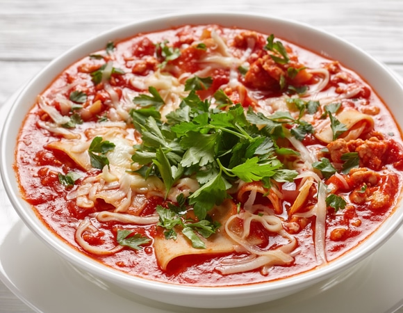 Суп-лазанья с итальянским характером: приготовить можно всего за 30 минут