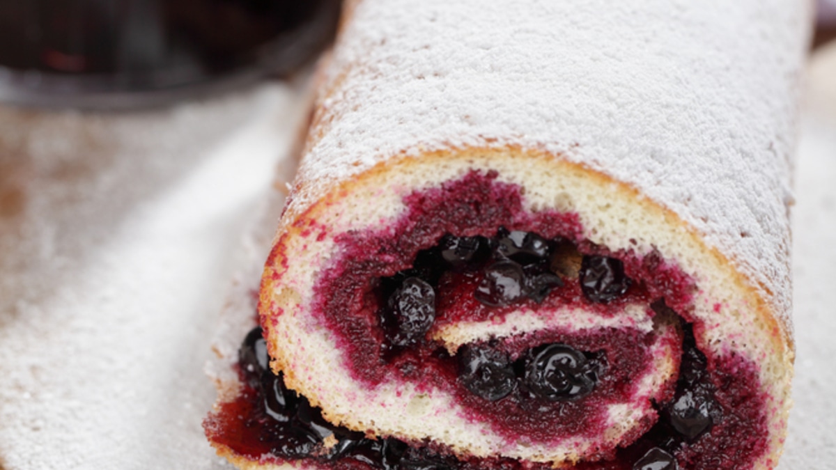 "Сделала, пока гости разувались": этот рулет к чаю покоряет сердца кулинаров — забытый рецепт времен СССР