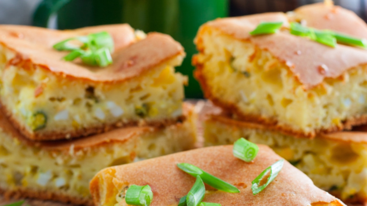 Сможет приготовить даже холостяк: в соцсетях обсуждают рецепт пирога, где для теста нужно всего 4 ингредиента