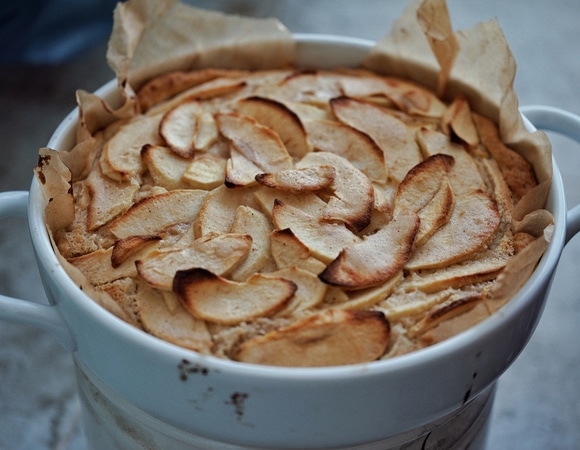 Цветаевский яблочный пирог: попробуйте рецепт не на кефире, а на сметане — и в тесте, и в заливке