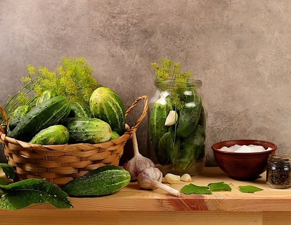 "Сладковато-пряные" соленья: шеф-повар Перевоз раскрыл секрет идеального маринада — обычная ботва