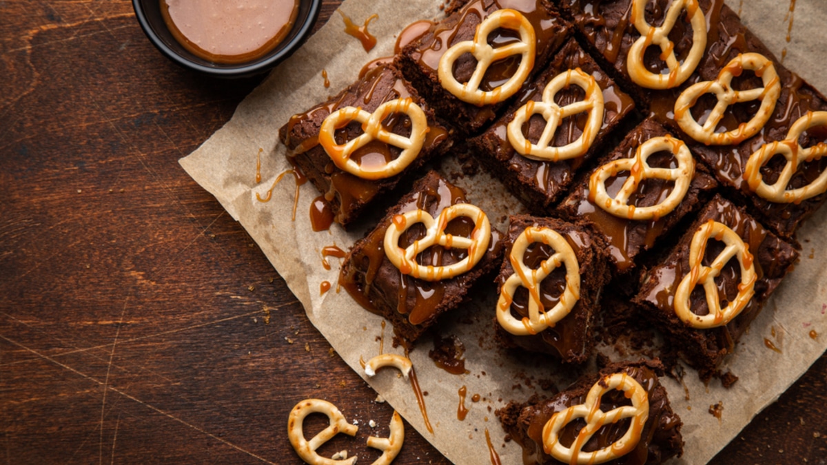 Шоколадные брауни с соленой карамелью и крендельками: попробуйте неожиданный баланс вкусов