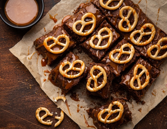 Шоколадные брауни с соленой карамелью и крендельками: попробуйте неожиданный баланс вкусов