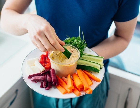 Ученый из Оксфорда нашел ошибку, которую часто совершают с хумусом — она портит все 