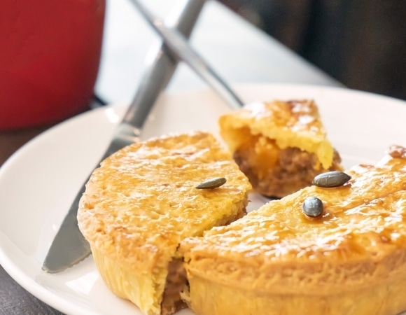 Два десерта в одном: хозяйки нашли способ превратить бабушкин тертый пирог в тыквенный хит