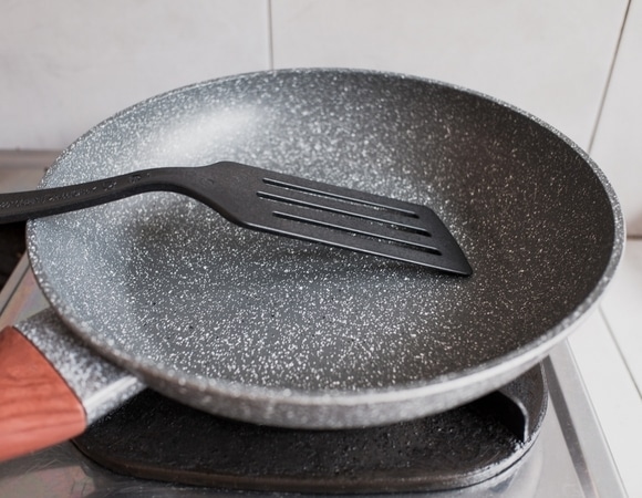Антипригарная сковорода может сыграть злую шутку: чем опасна популярная посуда