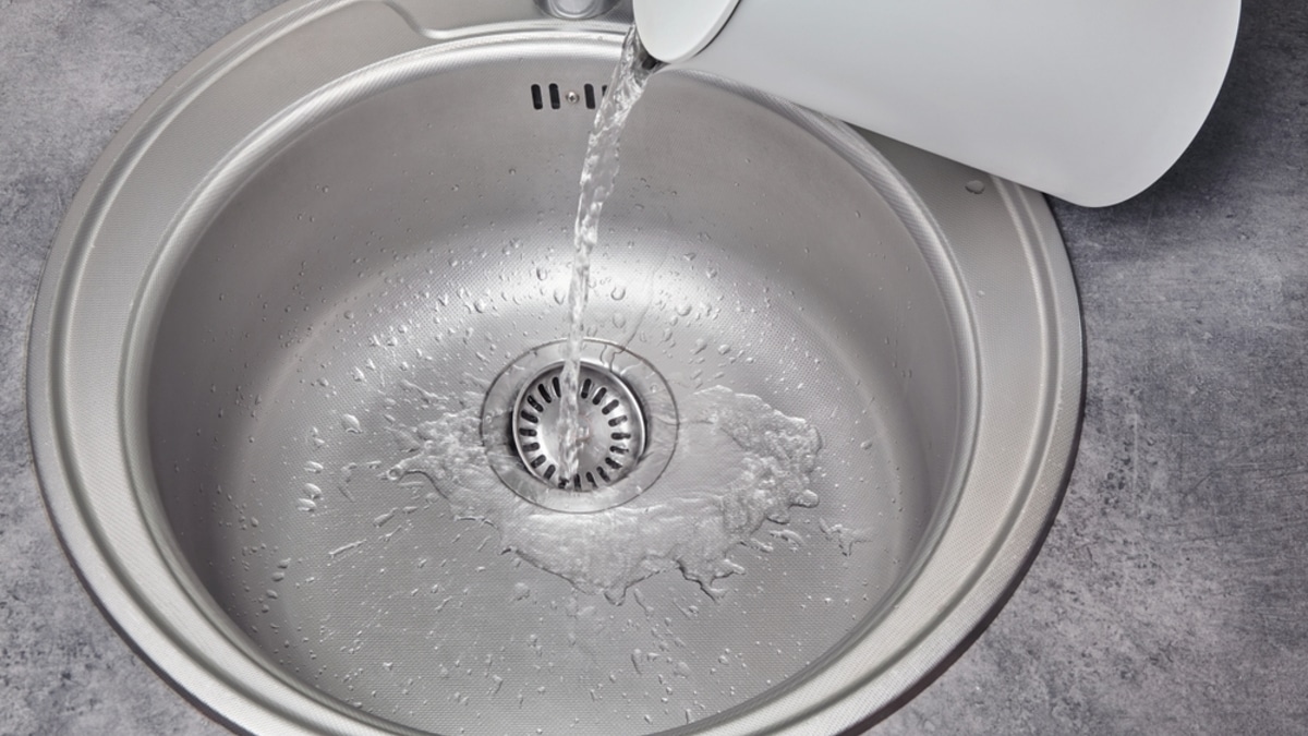 Кипяток в раковину: почему эта привычка может дорого вам обойтись