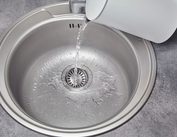 Кипяток в раковину: почему эта привычка может дорого вам обойтись Кипяток в раковину: почему эта привычка может дорого вам обойтись