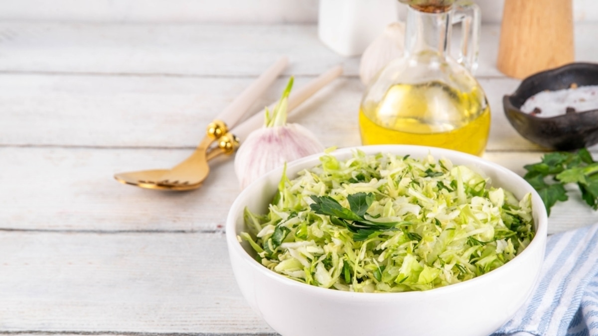 Витаминная бомба: в Сети стал популярен салат "Три капусты" — готовится за 15 минут
