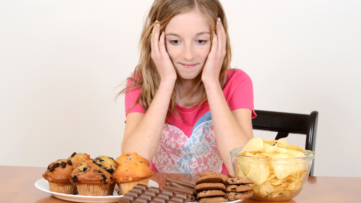 Не можете остановиться? Нейробиологи объяснили, как чипсы и шоколад "взламывают" наш мозг