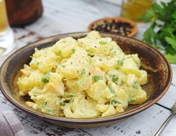 Салат с картофелем и укропом заиграет новыми красками: необычные идеи добавок