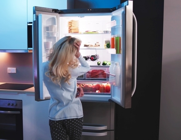 "Конфета в утешение": что заставляет вас ночью идти к холодильнику — не только голод