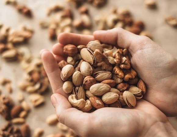 "Замачиваются только в одном случае": диетолог рассказала, когда не нужно мыть орехи