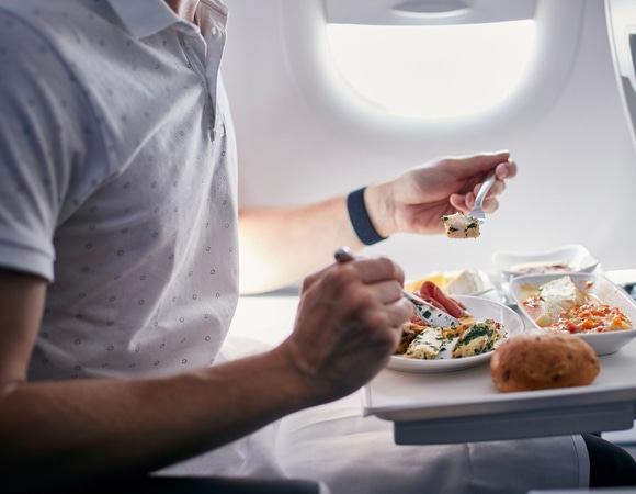 Как питаться в путешествии без вины за лишние калории: рецепт легкого салата для авиаперелета