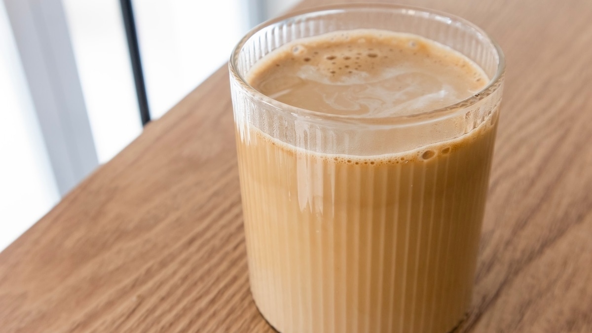 Кофе с молоком или сливками: как утренним ритуалом не навредить усвоению кальция?