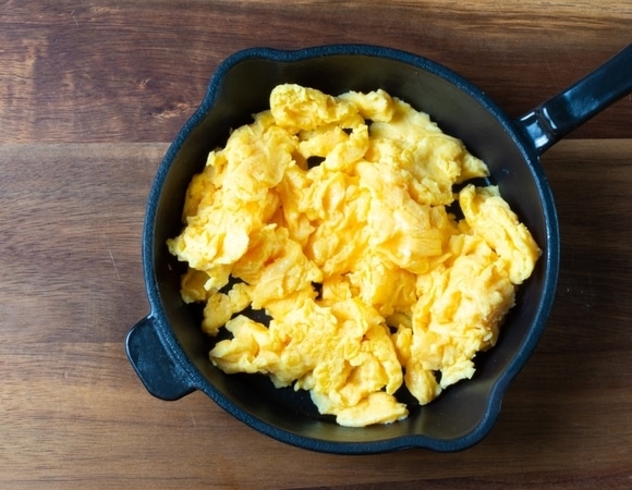 Назван секретный ингредиент, который сделает яичницу идеальной: он уже есть на вашей кухне