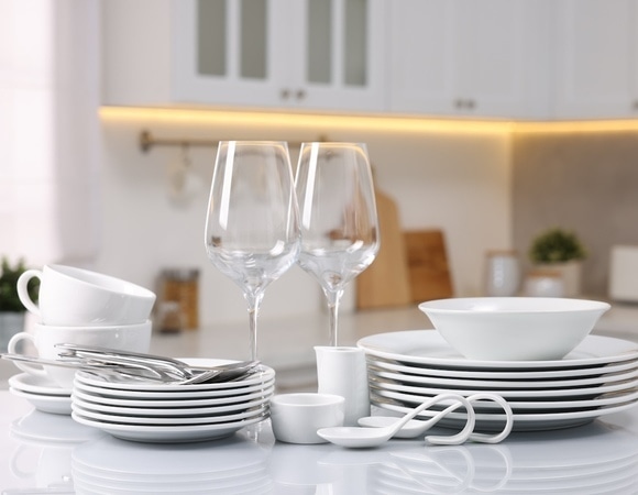 Дешевая посуда опасна: эксперт объяснил, чем рискуют ее обладатели