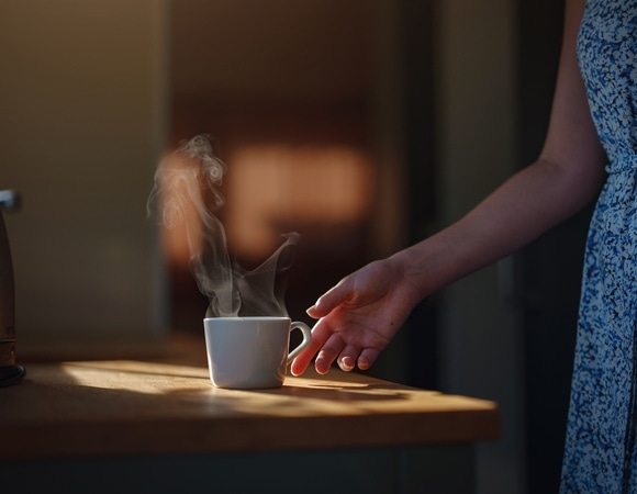 Утро лучше начинать с чая, а не с кофе — почему?