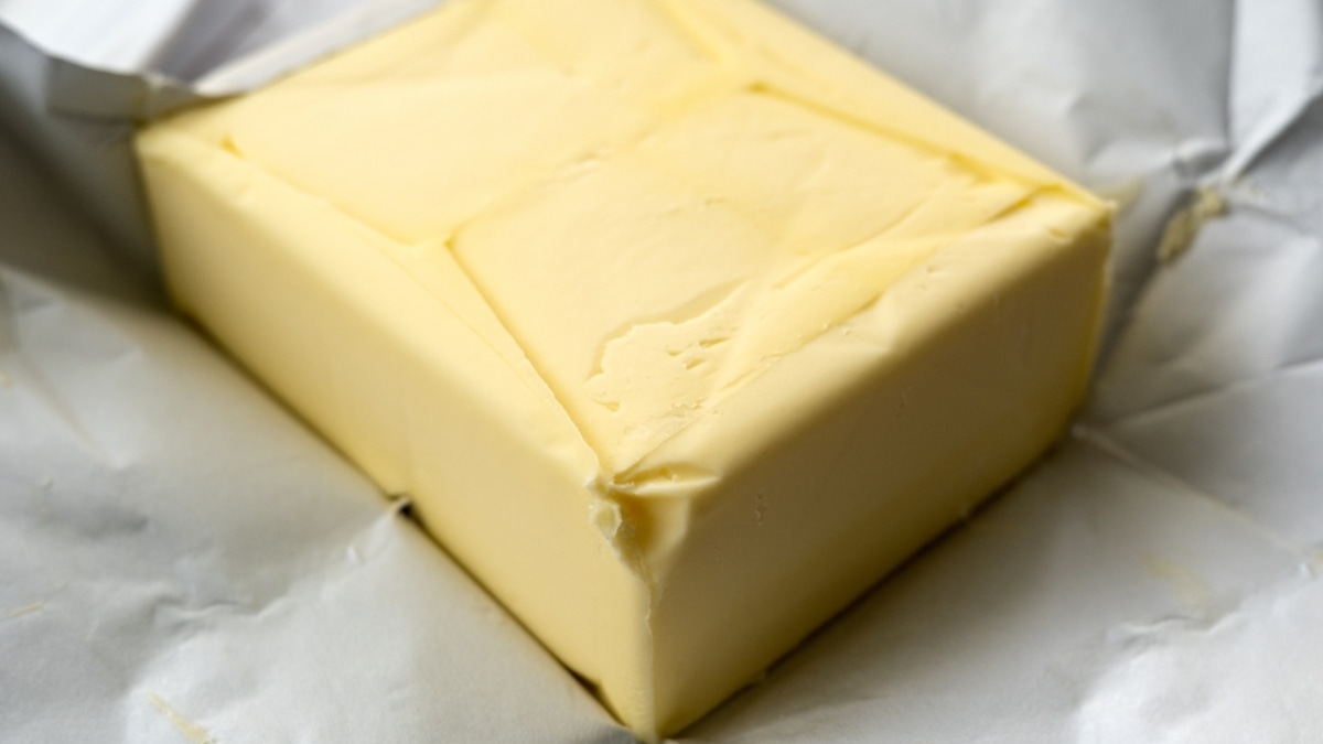 Быстрый способ отличить хорошее сливочное масло от подделки: даже резать не придется