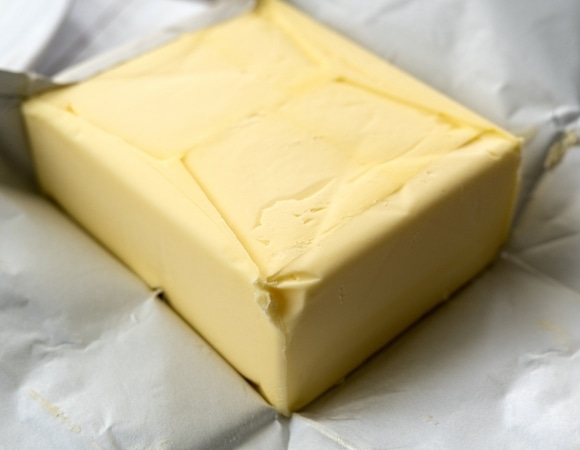 Быстрый способ отличить хорошее сливочное масло от подделки: даже резать не придется Быстрый способ отличить хорошее сливочное масло от подделки: даже резать не придется