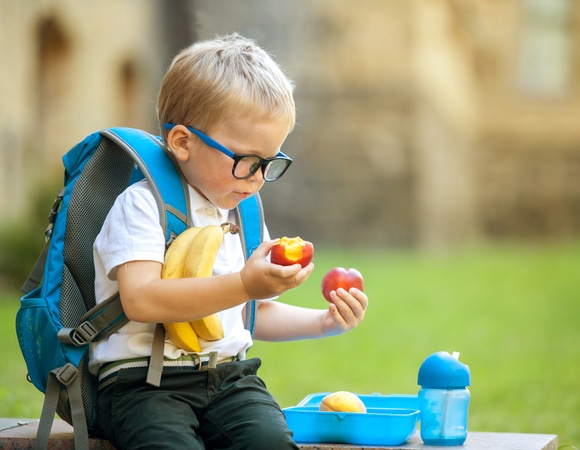 "Открыл и ешь": нутрициолог назвала два идеальных фрукта для школьного портфеля