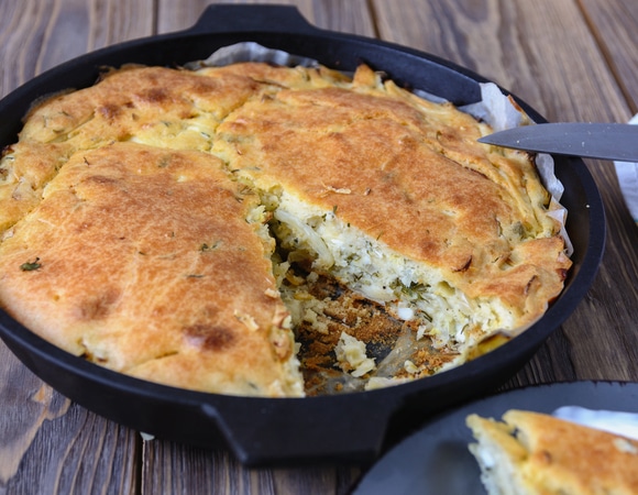 Духовка больше не нужна: хозяйки в восторге от "перевернутого" пирога на сковороде