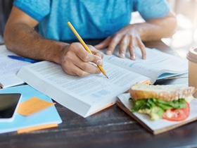 Питание во время экзаменов: как еда влияет на оценки и концентрацию Питание во время экзаменов: как еда влияет на оценки и концентрацию