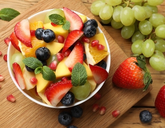 Фруктовые салаты могут быть опасны: эксперт назвала сочетания, которых лучше избегать