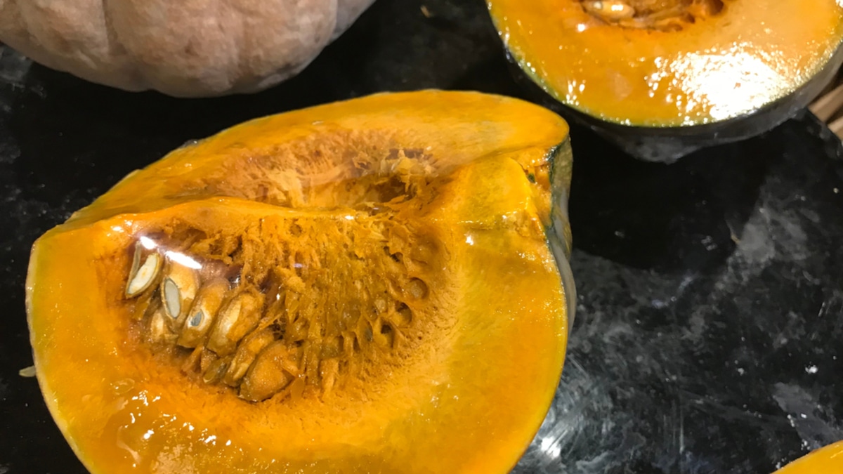 "Вырезать подгнившие участки": эксперт объяснила, почему нельзя покупать нарезанную тыкву