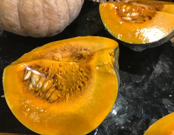 "Вырезать подгнившие участки": эксперт объяснила, почему нельзя покупать нарезанную тыкву "Вырезать подгнившие участки": эксперт объяснила, почему нельзя покупать нарезанную тыкву