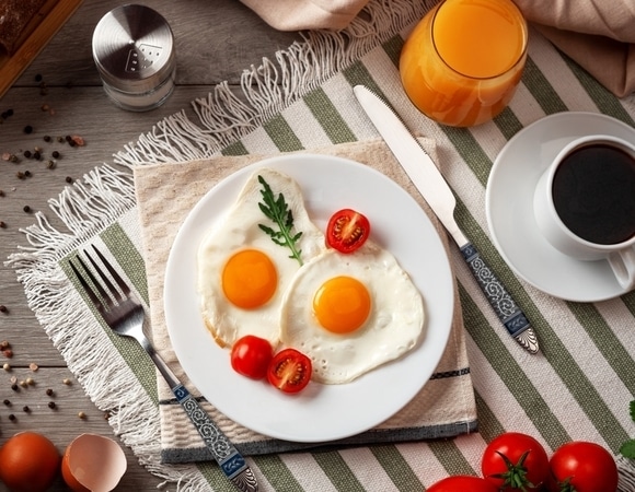 Зря грешили: теперь яйца снижают холестерин, а опасность представляют их "соседи" в тарелке