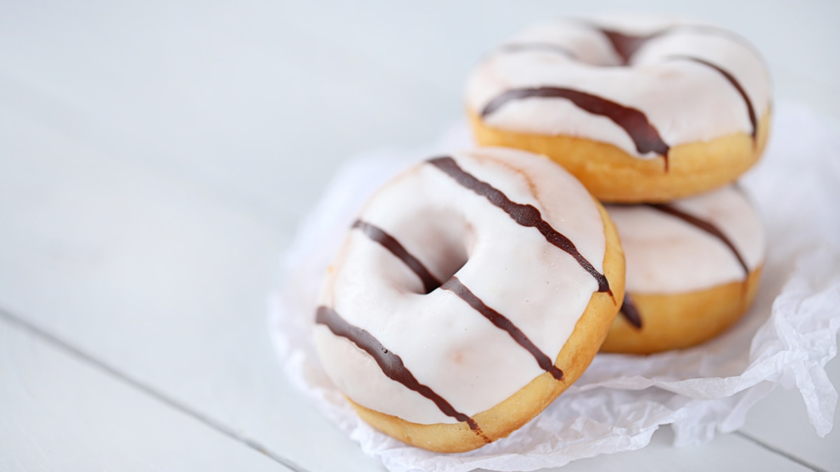 Белая глазурь на пончиках и пряниках не так уж и безопасна: все дело в диоксиде титана Белая глазурь на пончиках и пряниках не так уж и безопасна: все дело в диоксиде титана