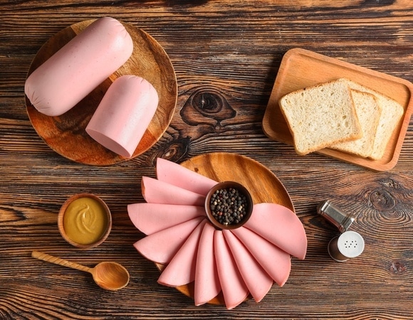 Почему после колбасы тянет спать: ученые рассказали о "сонных молекулах" в продуктах