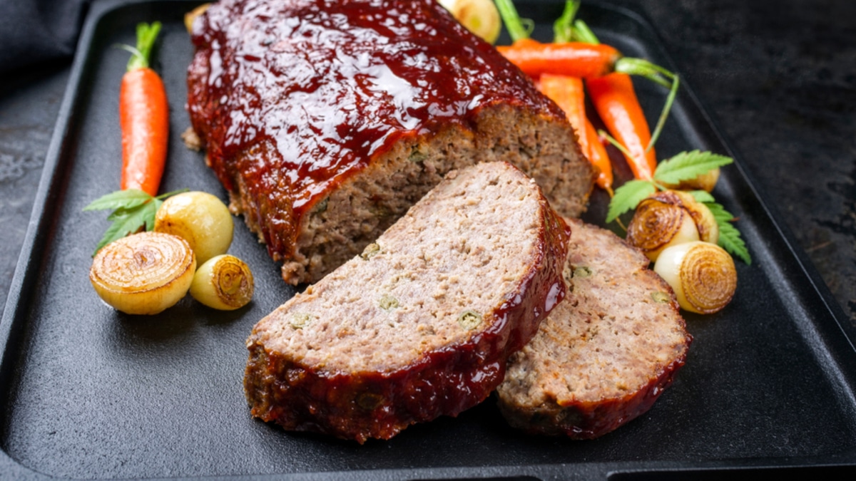 Просто тает во рту: как приготовить сочный мясной рулет "без заморочек"