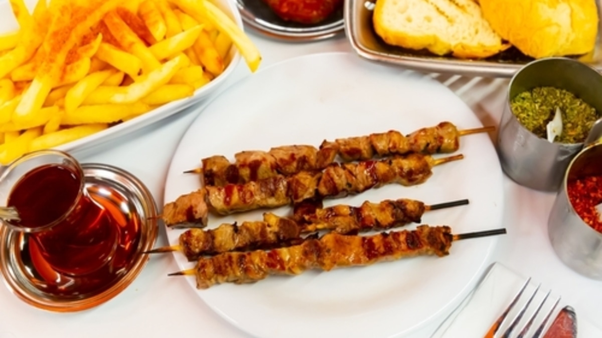Этот популярный напиток — худший выбор для мясного блюда, уверен доктор Мясников