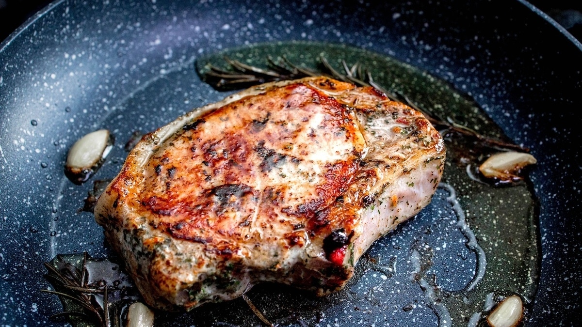 Почему стейки не жарят на антипригарной сковороде — эксперты все объяснили