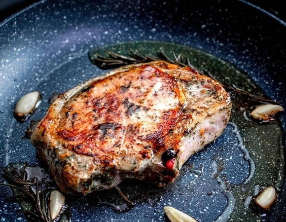 Почему стейки не жарят на антипригарной сковороде — эксперты все объяснили