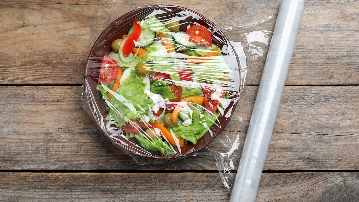 Стало известно, какие продукты не стоит заворачивать в пищевую пленку Стало известно, какие продукты не стоит заворачивать в пищевую пленку